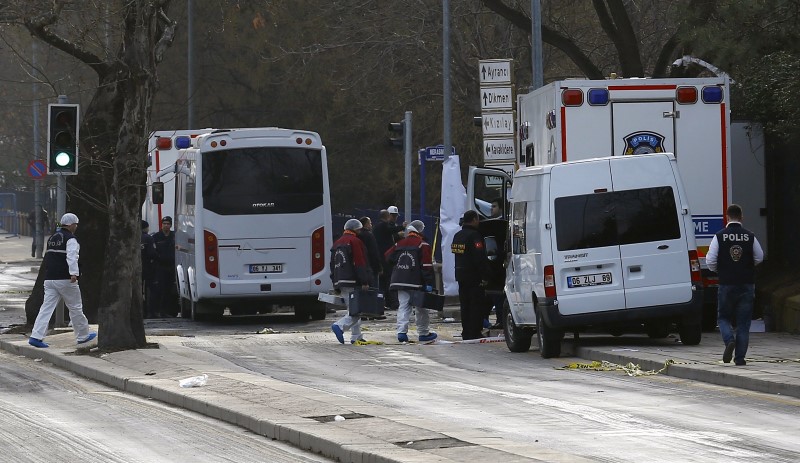 © Reuters. ATTENTAT À LA VOITURE PIÉGÉE DANS LE CENTRE D'ANKARA