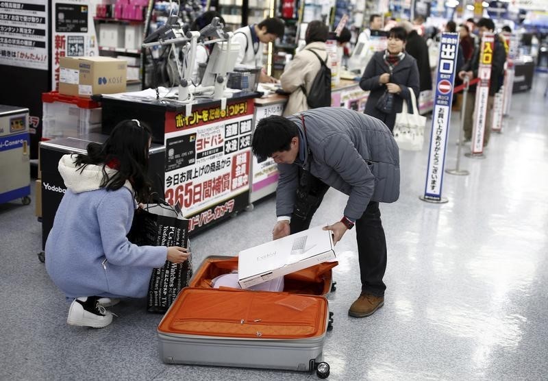 © Reuters. Clienti in un grande magazzino cinese 