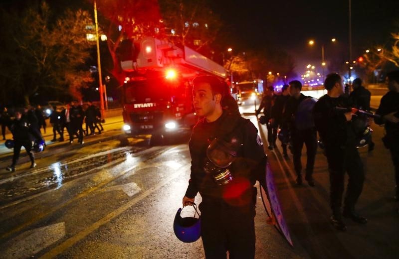 © Reuters. Soccorritori sul luogo dell'attentato di ieri ad Ankara