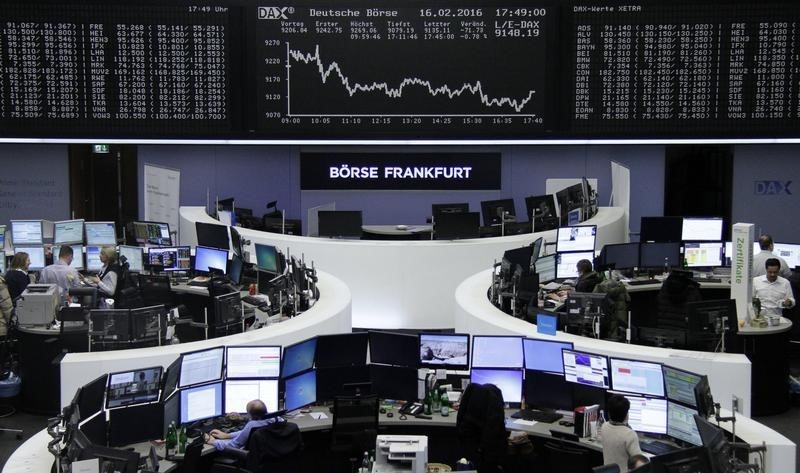 © Reuters. Las bolsas europeas ceden desde máximos de dos semanas