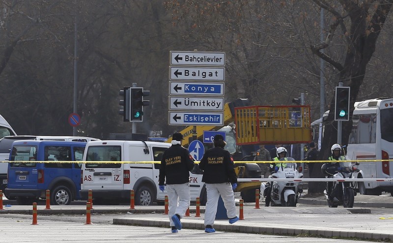 © Reuters. Investigadores no local de explosão em Ancara na quarta-feira