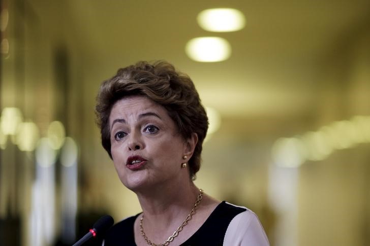 © Reuters. Brazil's President Dilma Rousseff speaks during a news conference after a meeting with jurists defending her against impeachment at the Planalto Palace in Brasilia