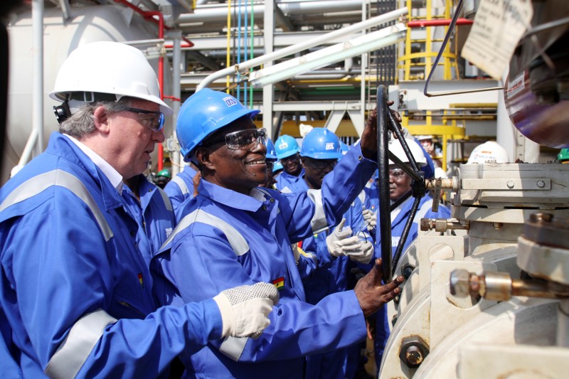 © Reuters. Ghana's President John Atta Mills turns on the valve to allow the first barrel of crude to flow from the Jubilee offshore oil field