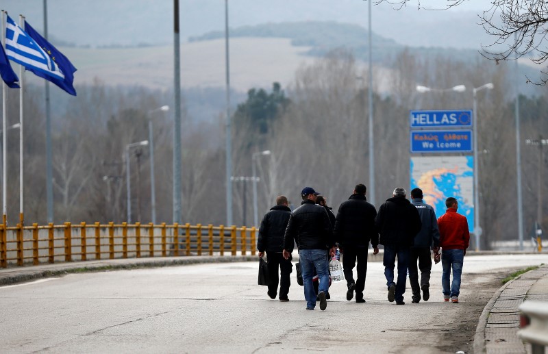 © Reuters. Pessoas atravessam zona de fronteira de Promachonas entre Grécia e Bulgária