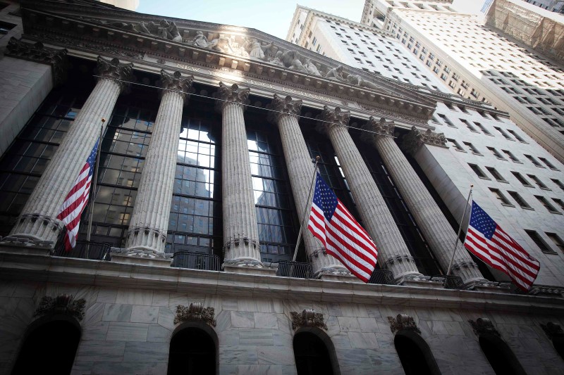 © Reuters. The exterior of the New York Stock Exchange is pictured with U.S. flags flying in New York