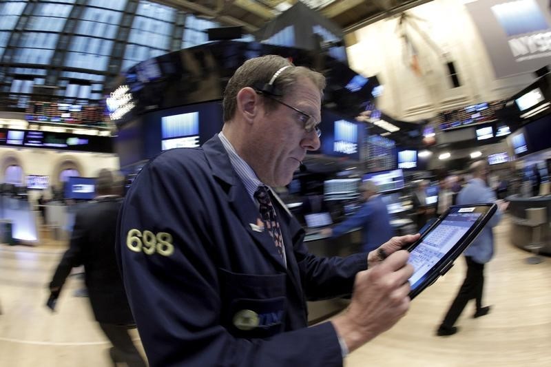 © Reuters. Traders work on the floor of the NYSE 