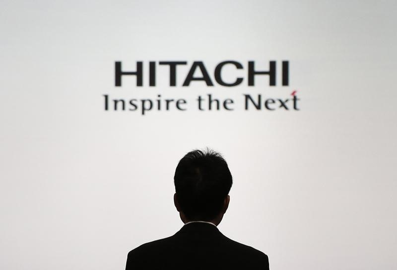 © Reuters. A logo of Hitachi Ltd. is seen at a news conference in Tokyo