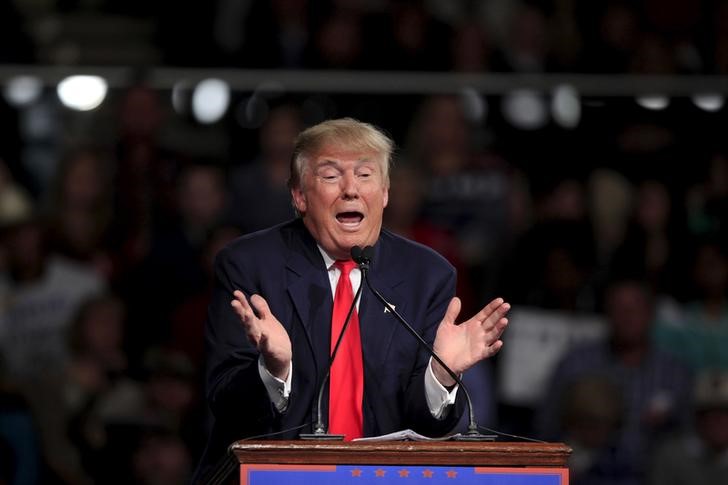 © Reuters. Pré-candidato republicano à Presidência dos EUA Donald Trump durante comício na Carolina do Sul