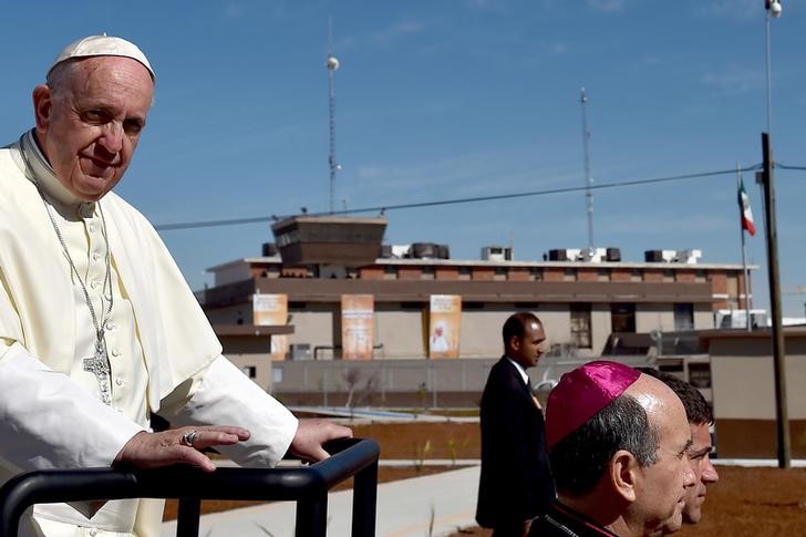 © Reuters. Papa Francisco visita presídio em Ciudad Juárez, no México