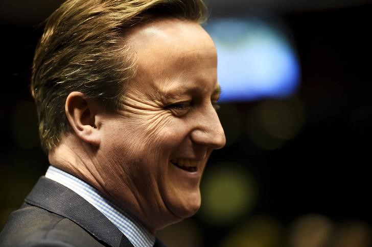 © Reuters. Primeiro-ministro britânico, David Cameron, sorri durante reunião com líderes da União Europeia, em Bruxelas