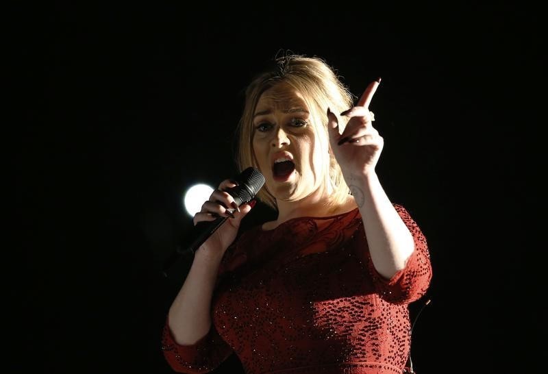 © Reuters. Adele canta "All I Ask" no Grammy Awards em Los Angeles