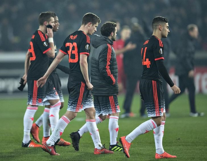 © Reuters. Jogadores do Manchester United após derrota para o Midtjylland 