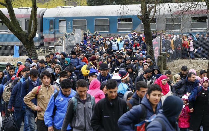 © Reuters. Migrants walk towards a makeshift camp in the village of Sentilj