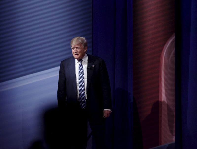 © Reuters. U.S. Republican presidential candidate Donald Trump enters the South Carolina Republican Presidential Town Hall sponsored by CNN in Columbia