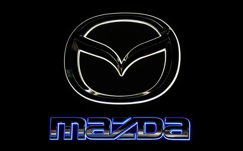 © Reuters. The Mazda logo is shown as the new Mazda CX-9 is introduced during the Los Angeles Auto Show in Los Angeles