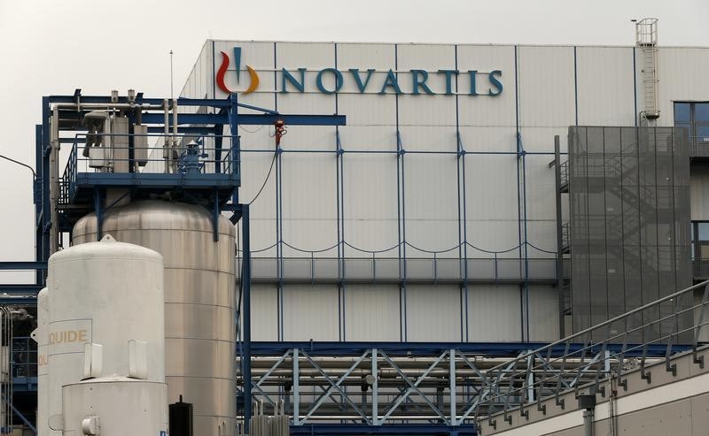 © Reuters. Logo of Swiss pharmaceutical company Novartis is seen in Hueninge