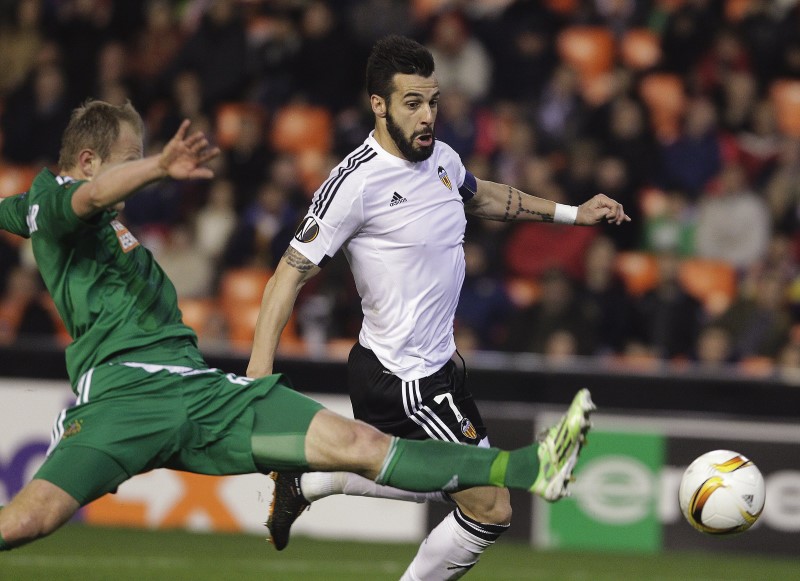 © Reuters. El Valencia golea 6-0 y el Sevilla gana en casa en la Liga Europa