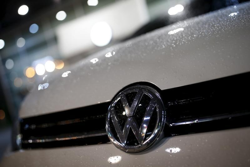 © Reuters. A logo of Volkswagen is seen on a Golf car parked at a dealership in Seoul