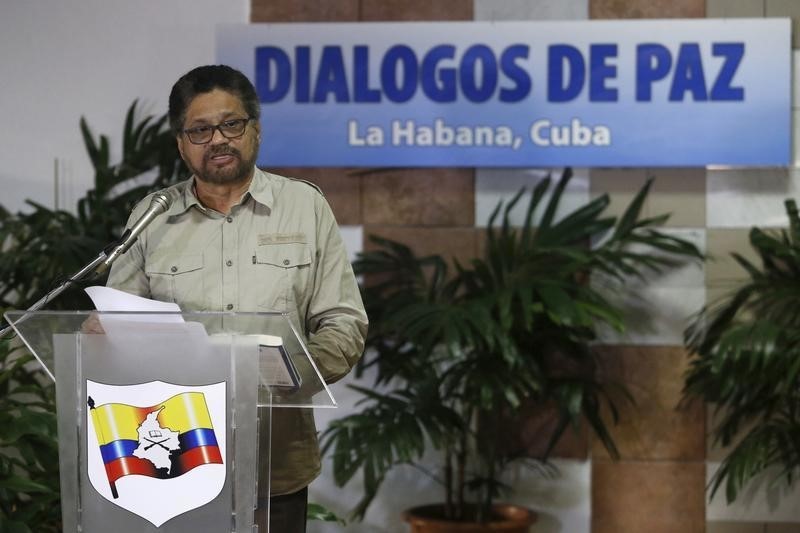 © Reuters. Colombia suspende a las FARC las visitas pedagógicas de paz a campamentos