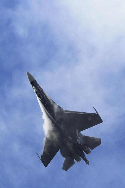 © Reuters. Истребитель Су-35 принимает участие в демонстрационном полете на авиашоу в Париже