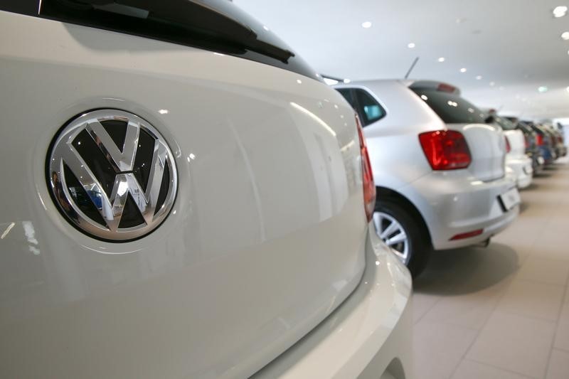 © Reuters. Logo of German carmaker Volkswagen is seen on a VW Golf car at a showroom of AMAG in Duebendorf