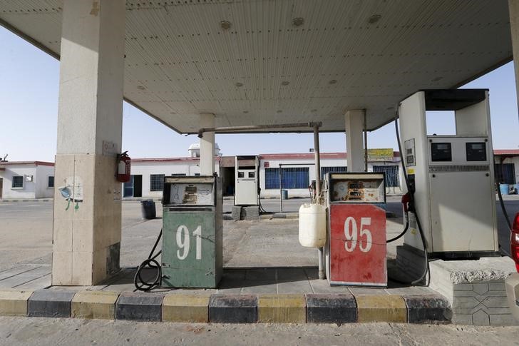 © Reuters. Автозаправочная станция в пустыне в Саудовской Аравии