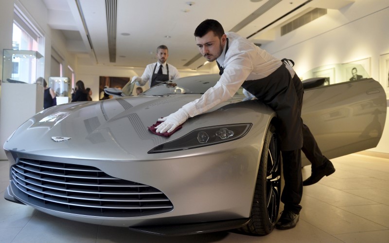 © Reuters. Carro Aston Martin DB10 produzido para filme de James Bond em casa de leilões Christie's, em Londres