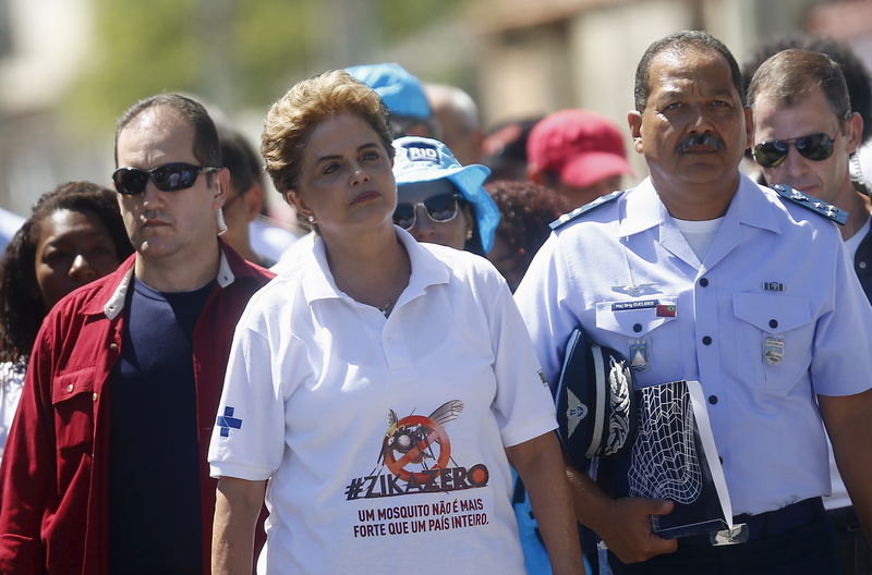 © Reuters. Presidente Dilma Rousseff durante ação de combate ao Zika vírus no Rio de Janeiro