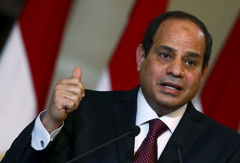 © Reuters. الرئيس المصري يطلب من وزير الداخلية مواجهة تجاوزات بعض رجال الشرطة