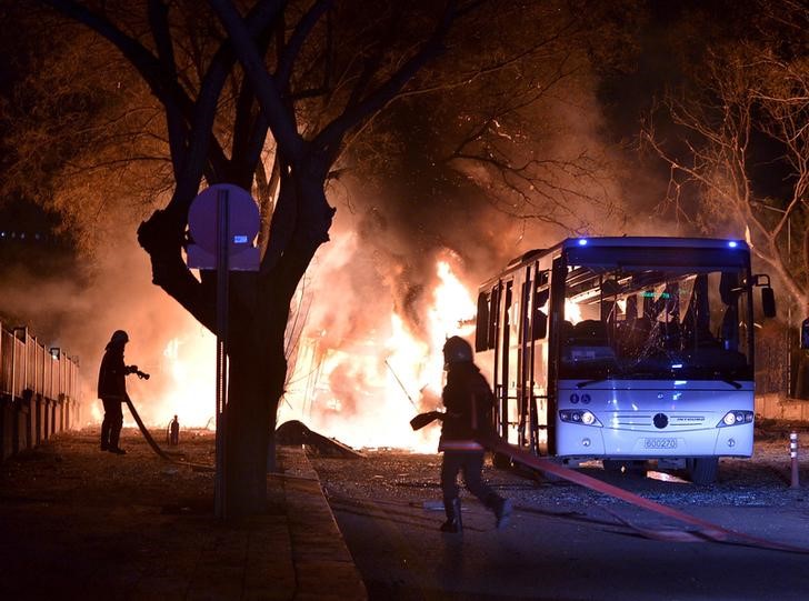 © Reuters. Firefighters prepare to extinguish fire after an explosion in Ankara