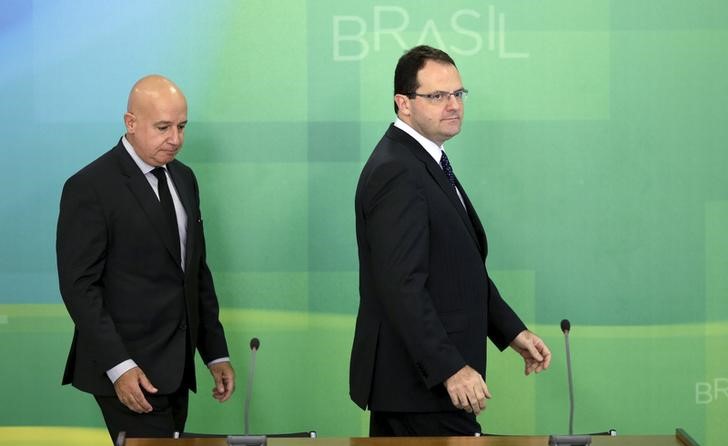 © Reuters. Ministros Barbosa (D) e Simão no Palácio do Planalto 