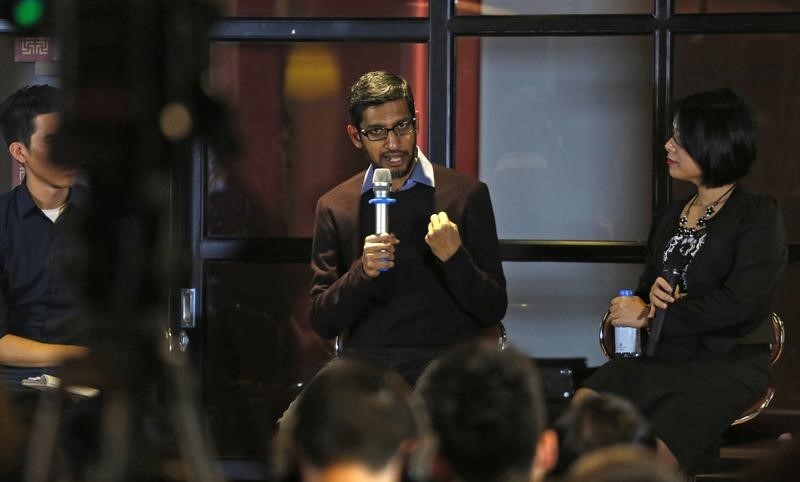 © Reuters. Google CEO Sundar Pichai gestures as he addresses a conference with Vietnamese IT community in Hanoi 