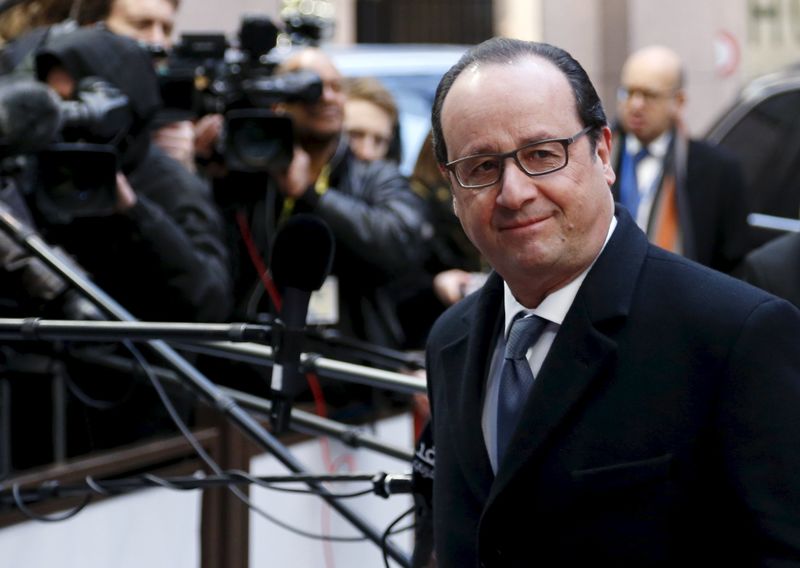 © Reuters. Presidente francês, François Hollande, chega para encontro de cúpula de líderes da União Europeia em Bruxelas