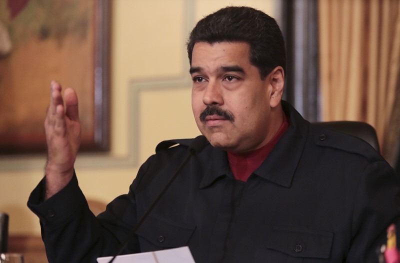 © Reuters. Venezuela's President Nicolas Maduro gestures as he speaks during a meeting with representatives of pharmaceutical sector, in Caracas