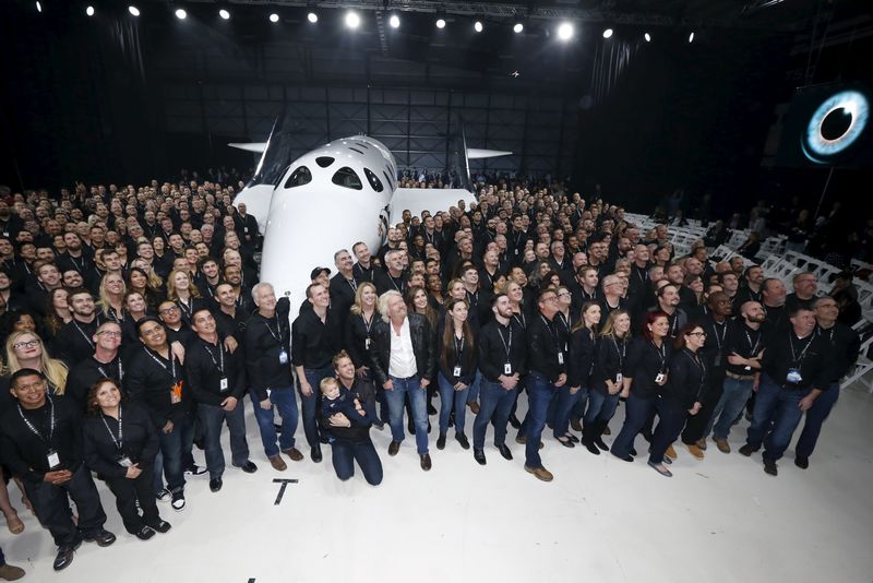 © Reuters. Richard Branson poses after unveiling the new SpaceShipTwo in Mojave