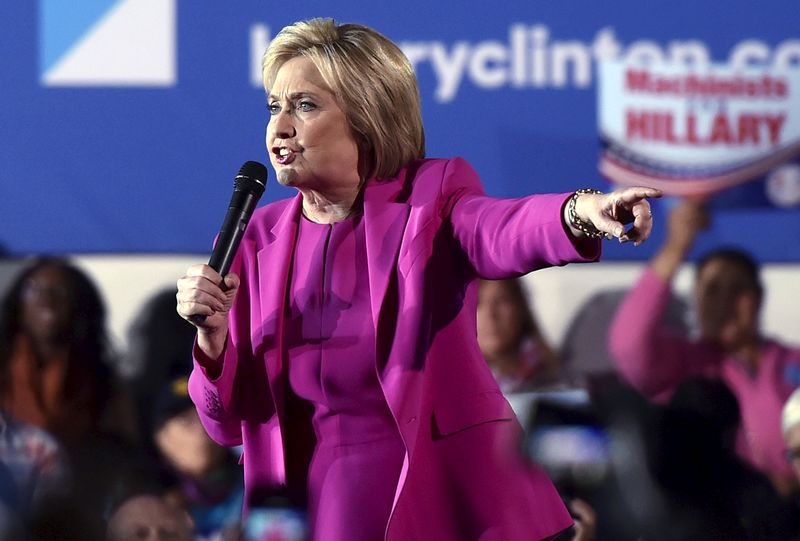 © Reuters. U.S. Democratic presidential candidate Hillary Clinton speaks at a campaign rally at the Laborers International Union hall in Las Vegas