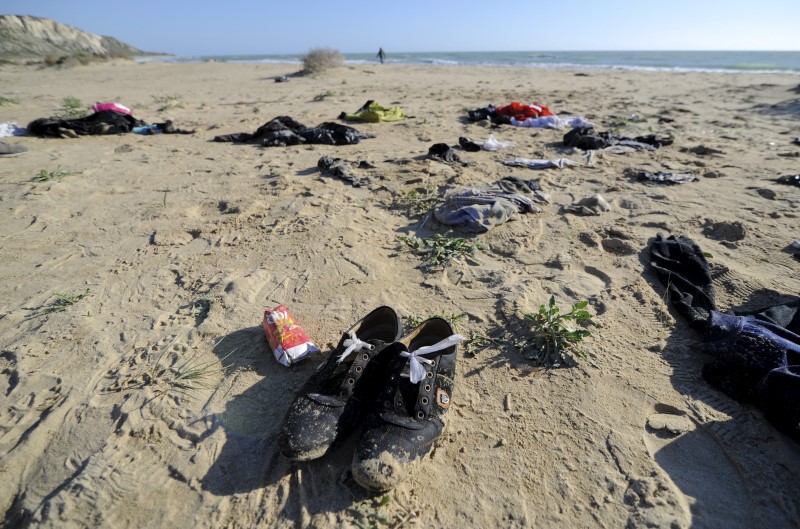 © Reuters. Clothes belonging to migrants lie on the beach of Siculiana