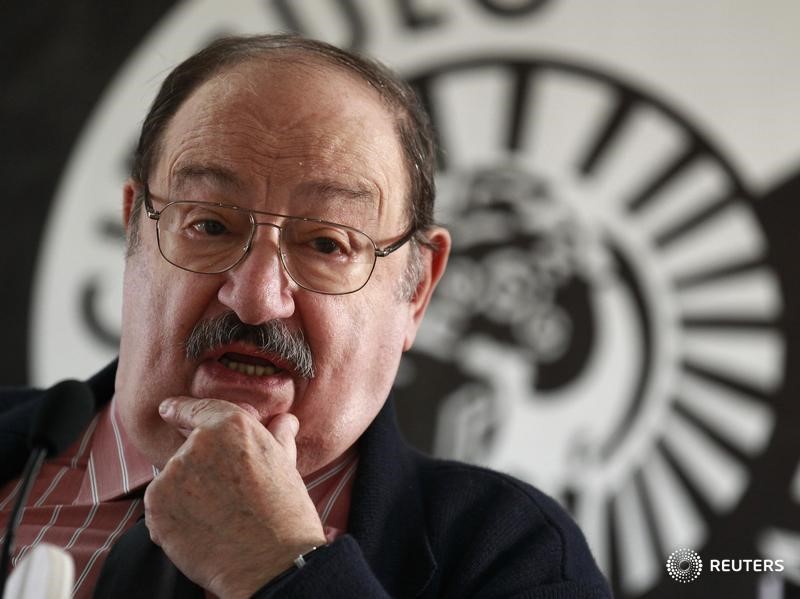 © Reuters. Italian writer Umberto Eco answers a question during the presentation of his latest novel "The Cemetery of Prague" in Madrid