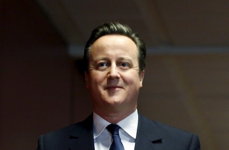 © Reuters. El primer ministro británico, David Cameron, llega a una conferencia de prensa luego de una cumbre de líderes de la Unión Europea en Bruselas