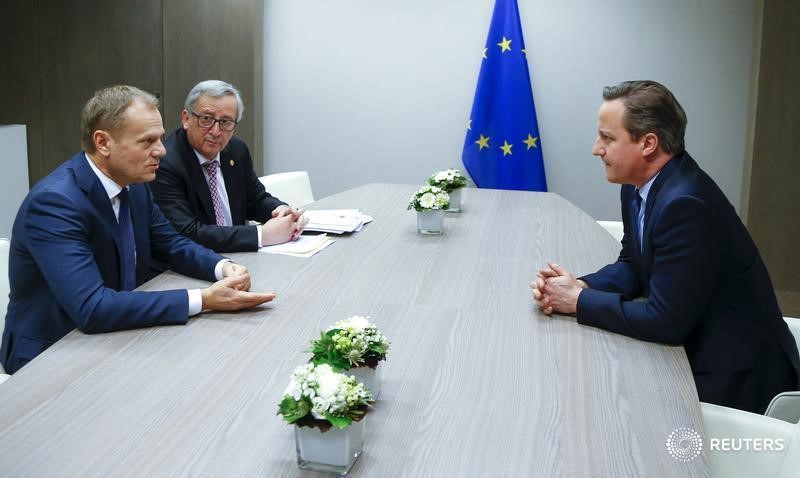 © Reuters. El primer ministro británico David Cameron (der.) durante una reunión con el presidente del Consejo Europeo, Donald Tusk (1ero a la izq.), y el presidente de la Comisión Europea, Jean Claude Juncker, en Bruselas