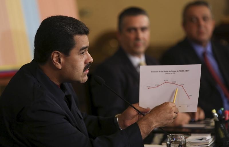 © Reuters. Venezuela's President Nicolas Maduro shows a graphic as he speaks during a meeting with representatives of pharmaceutical sector, in Caracas