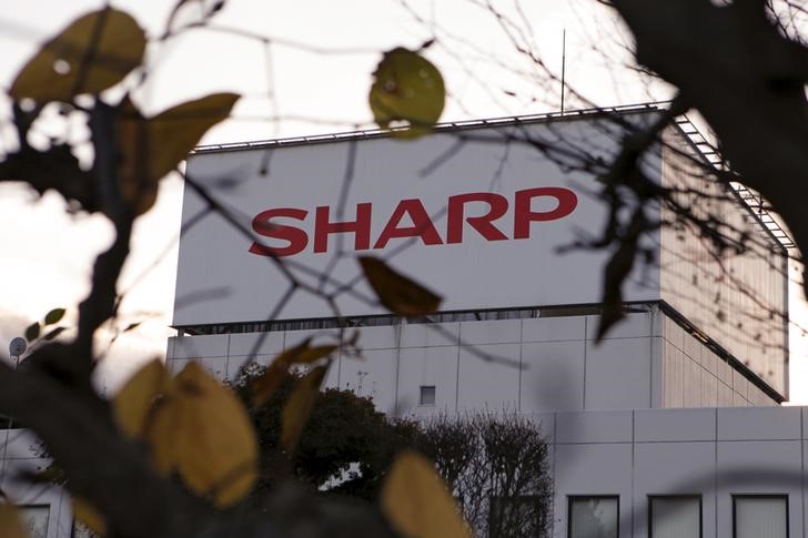 © Reuters. The logo of Sharp Corp is seen at Tochigi plant in Yaita