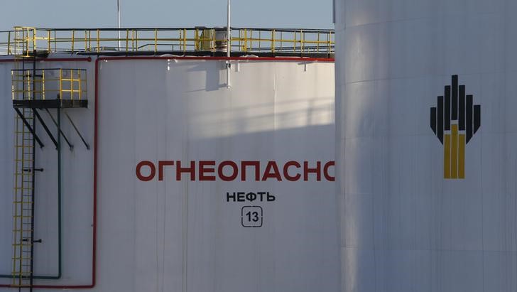 © Reuters. Нефтехранилища на месторождении Роснефти под Нижневартовском