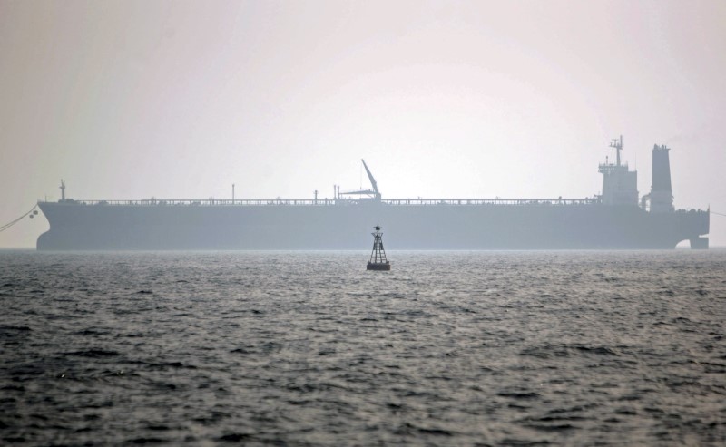 © Reuters. File photo of oil tanker loading gas in Assaluyeh seaport at Persian Gulf