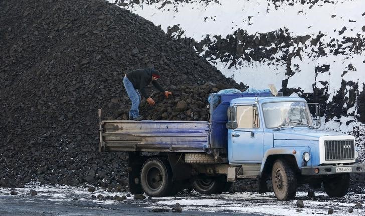 © Reuters. Водитель грузит уголь в кузов грузовика на Бородинском угольном разрезе к востоку от Красноярска