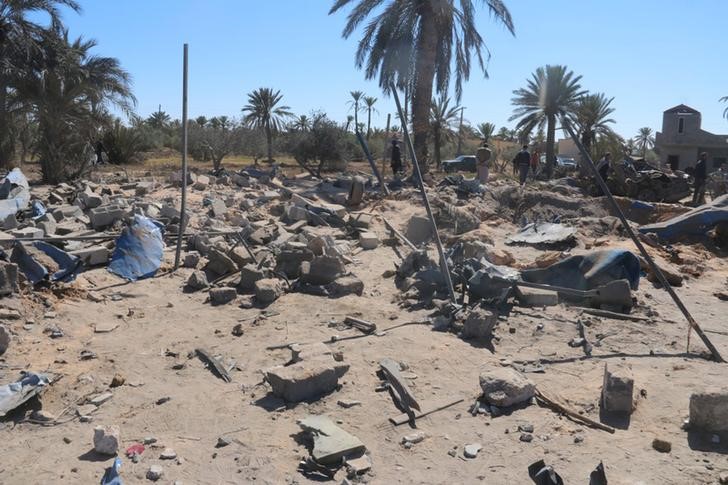 © Reuters. A view shows damage at the scene after an airstrike by U.S. warplanes against Islamic State in Sabratha