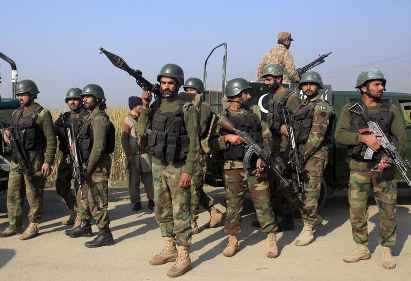 © Reuters. تفجير مدرسة حكومية جديدة في شمال غرب باكستان