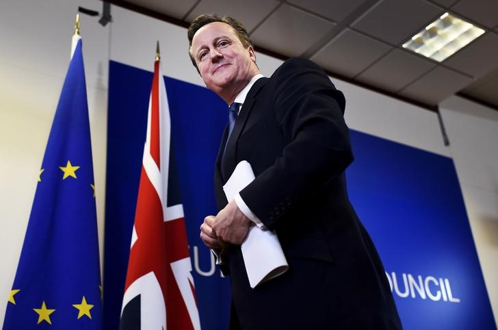 © Reuters. Cameron se reúne con su gabinete tras cerrar pacto con líderes UE