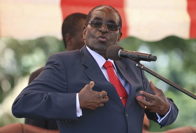 © Reuters. موجابي يحذر أعضاء حزبه في زيمبابوي من النزاع على من يخلفه