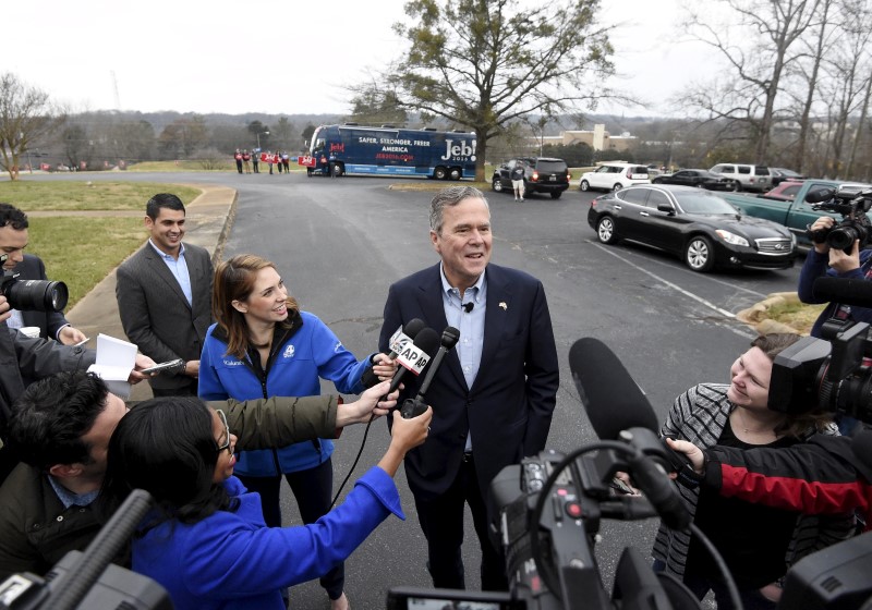 © Reuters. Republican U.S. presidential candidate Jeb Bush speaks to the media at a polling station in Greenville